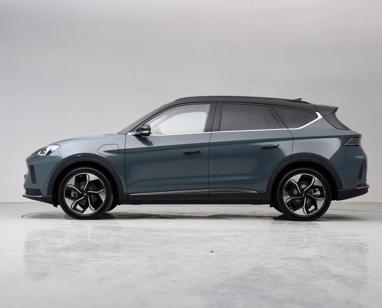 Deposit Hot selling BAIC BJEV Arcfox Alpha T 2023 480/600/688km forest Edition 160kw 175kw 320kw made in china new energy car