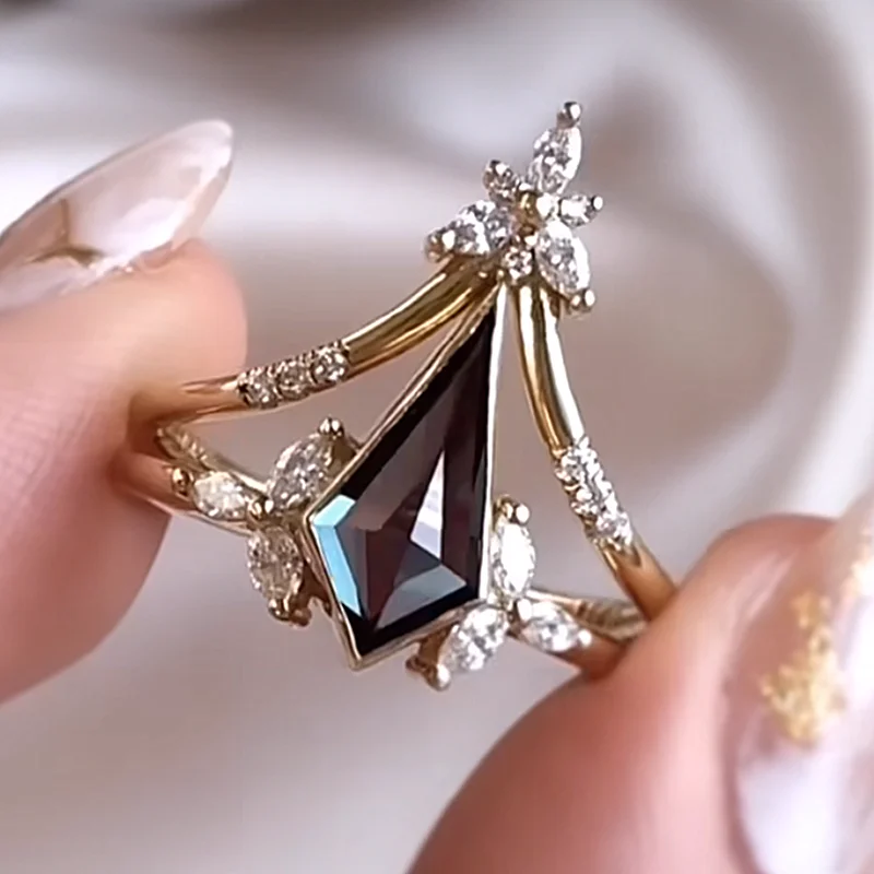 Fashionable black quadrilateral crystal diamond crown rings fashion for women.