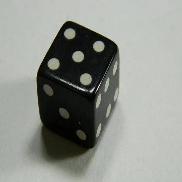 Шестигранные кости с цифрами от одного до шести лучшей скоростью