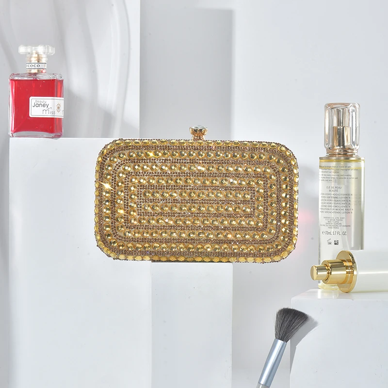 Прямоугольный клатч со стразами