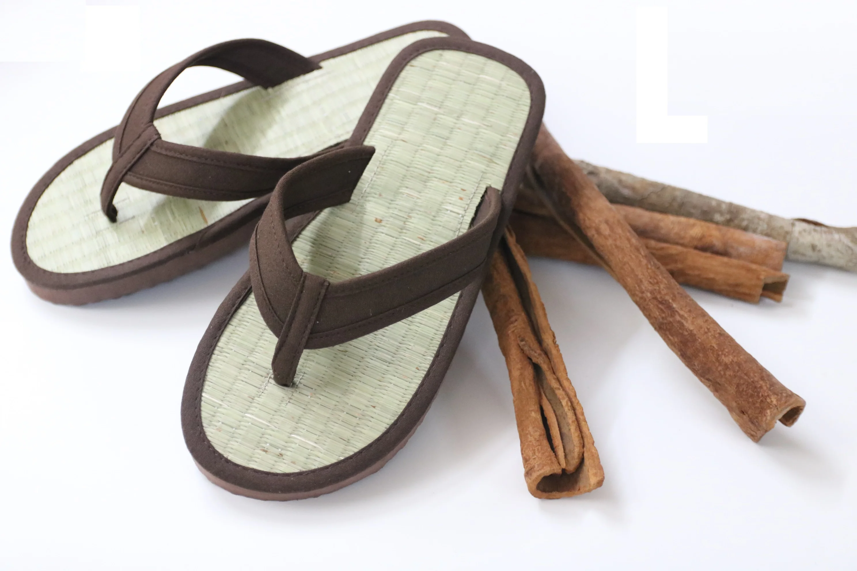 High Quality Super Light Durable Seagrass Cinnamon Slides Massage Flip Flops Slippers Ladies Men Beach Usage Rubber Winter