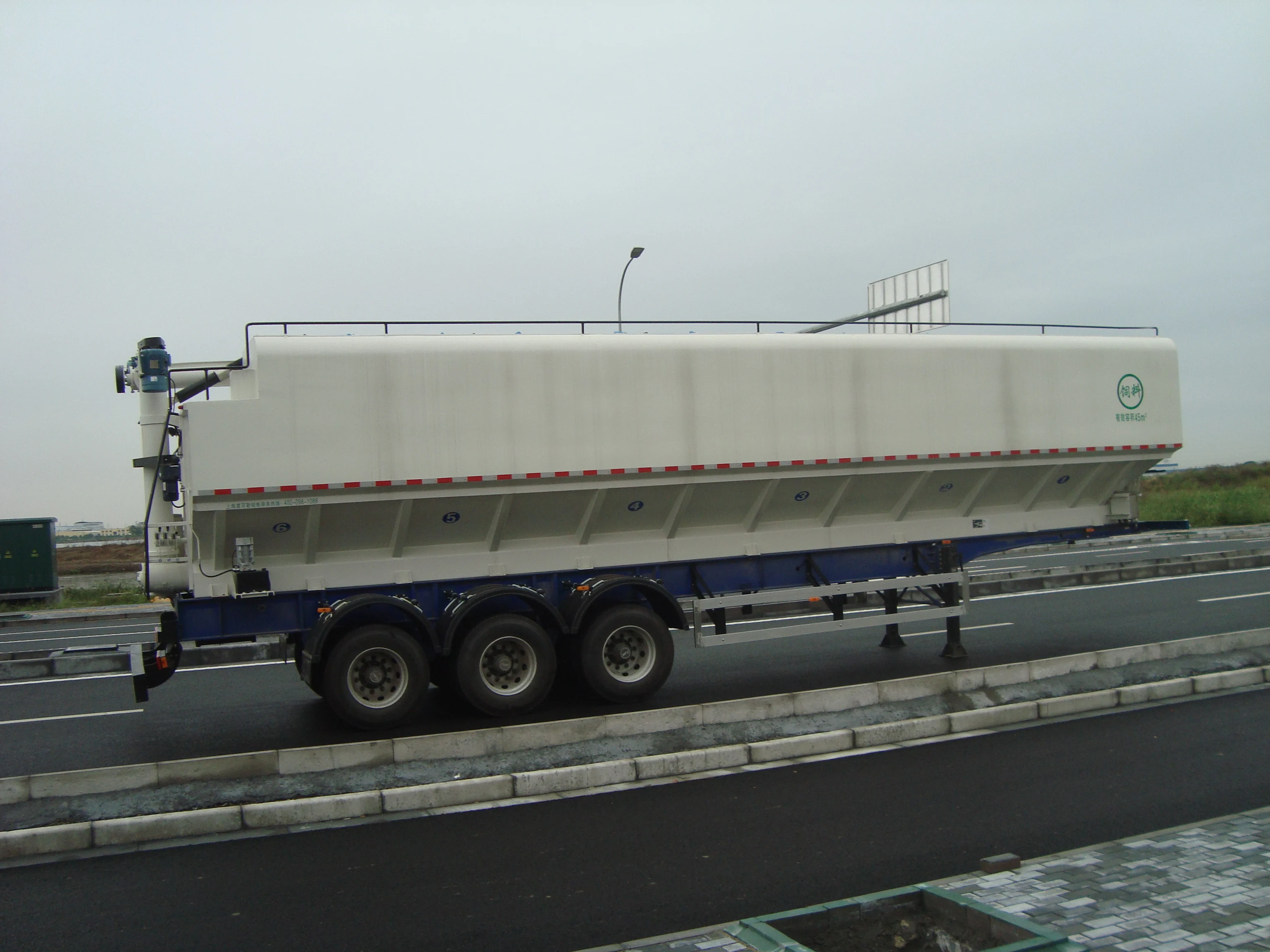 XBQ Brand Factory Design Bulk Grain Trailer Poultry Feed Transport Trailer For Farm