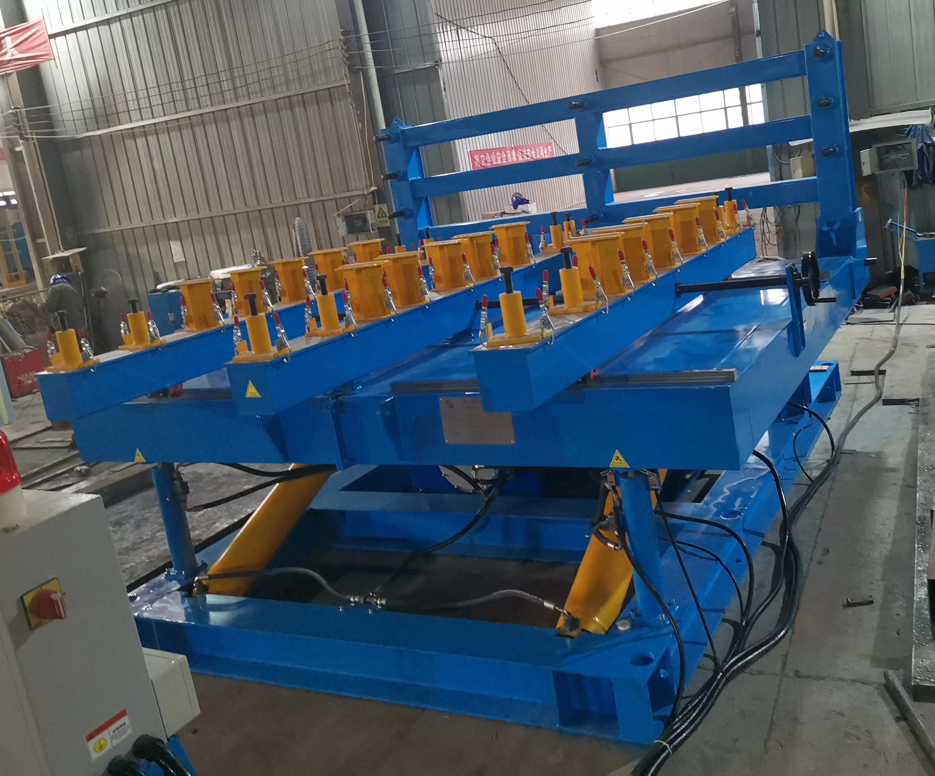 Hydraulic core assembly and turning table