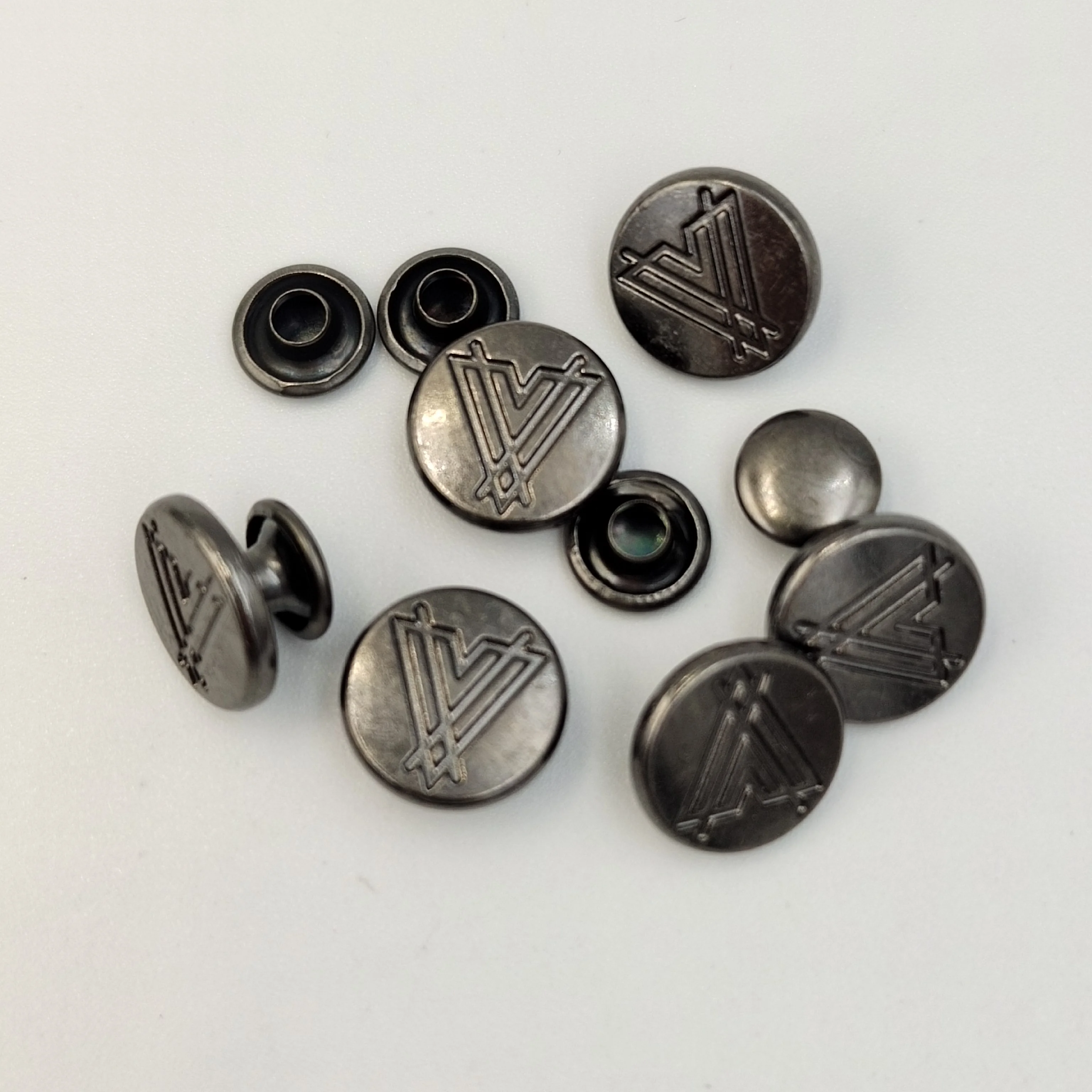 Oeko-tex 100 дизайнерские металлические круглые Выгравированные головки с логотипом двойные заклепки декоративные и для