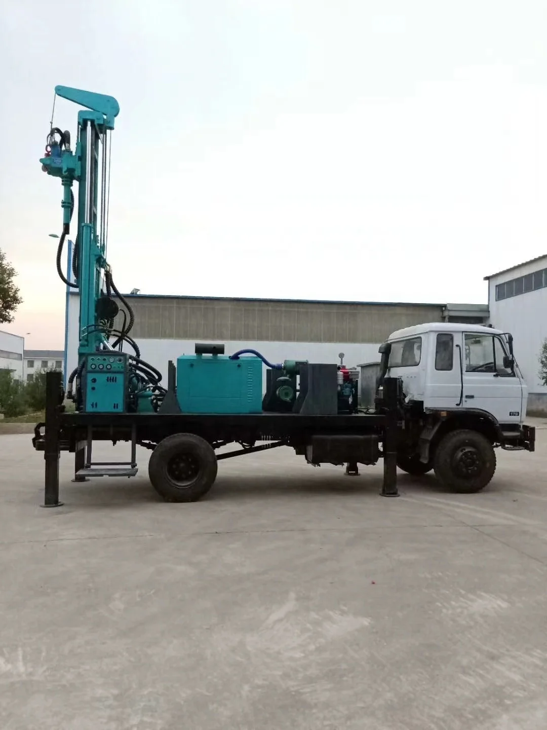 Hydraulic truck-mounted water well drilling rig for