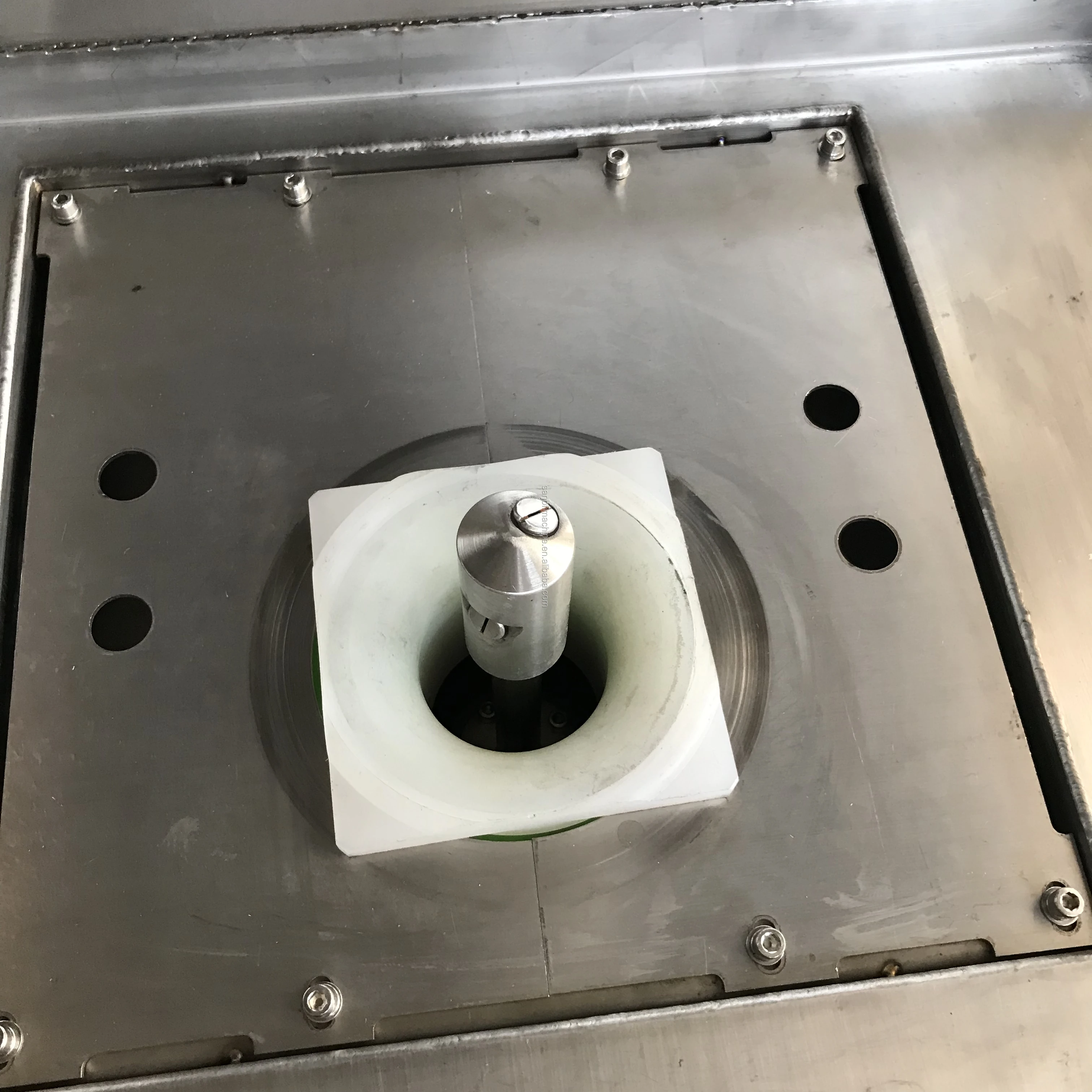 
NEW MACHINE FOR WASHING 5 GALLON BOTTLES WITH HIGH PRESSURE 