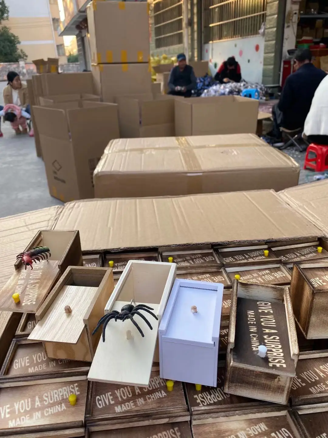 Tricky toys Funny wooden prank simulation spider scare box hidden in case play trick joke toys