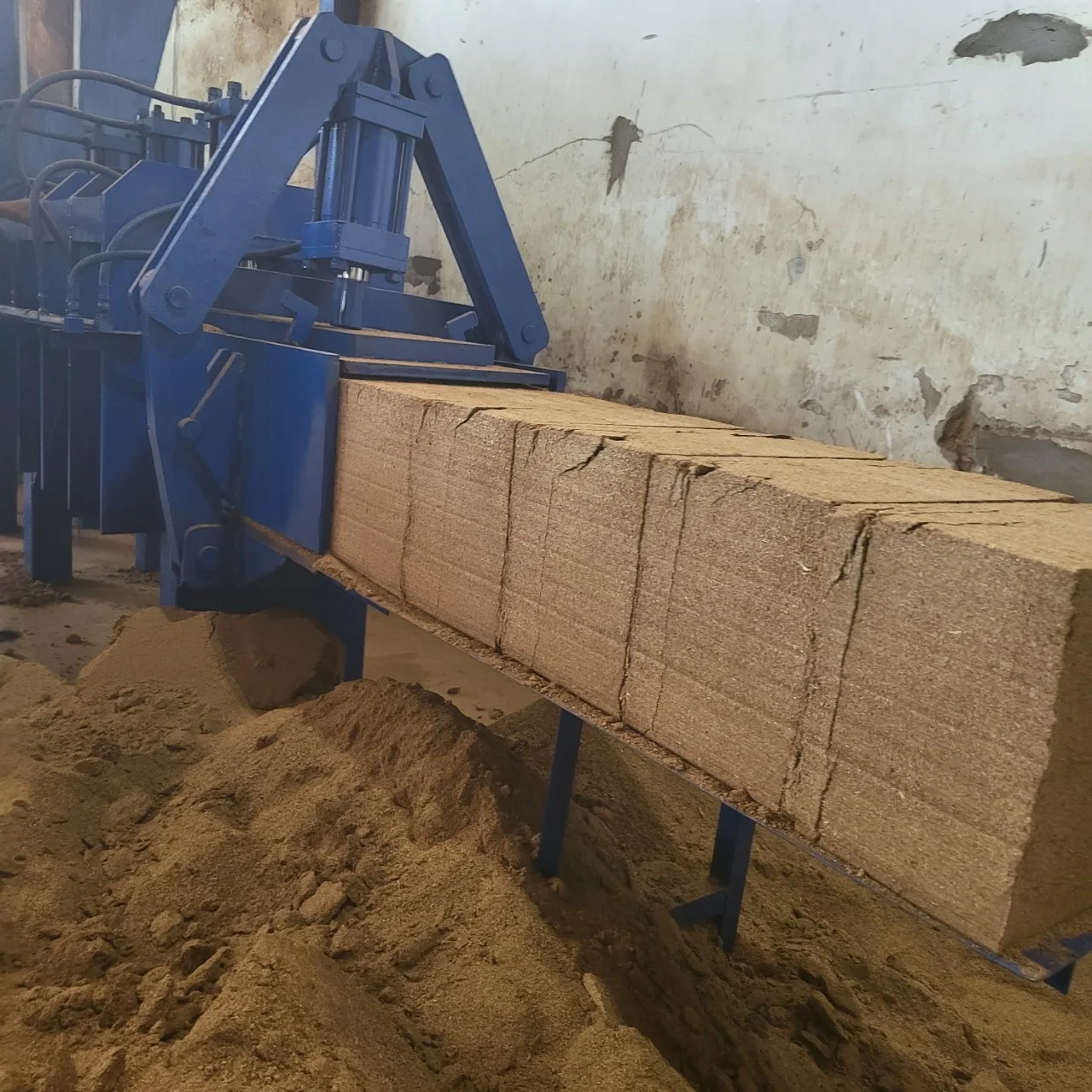 Wood sawdust Block  Wood Shavings Factory Price Natural Wood Animal Bedding Material Packed In Jumbo Bag Vietnamese Manufacturer