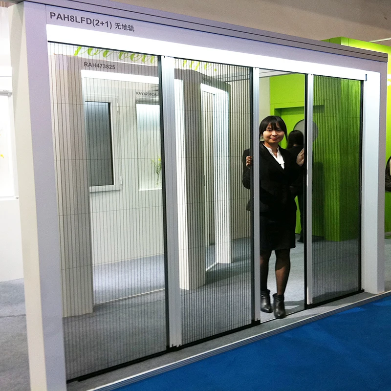 
Pleated trackless screen door 