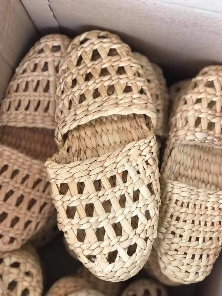 Handmade water hyacinth flip flops indoor slippers from vietnam for hotel water hyacinth slippers (Sandy 84587176063 WS))
