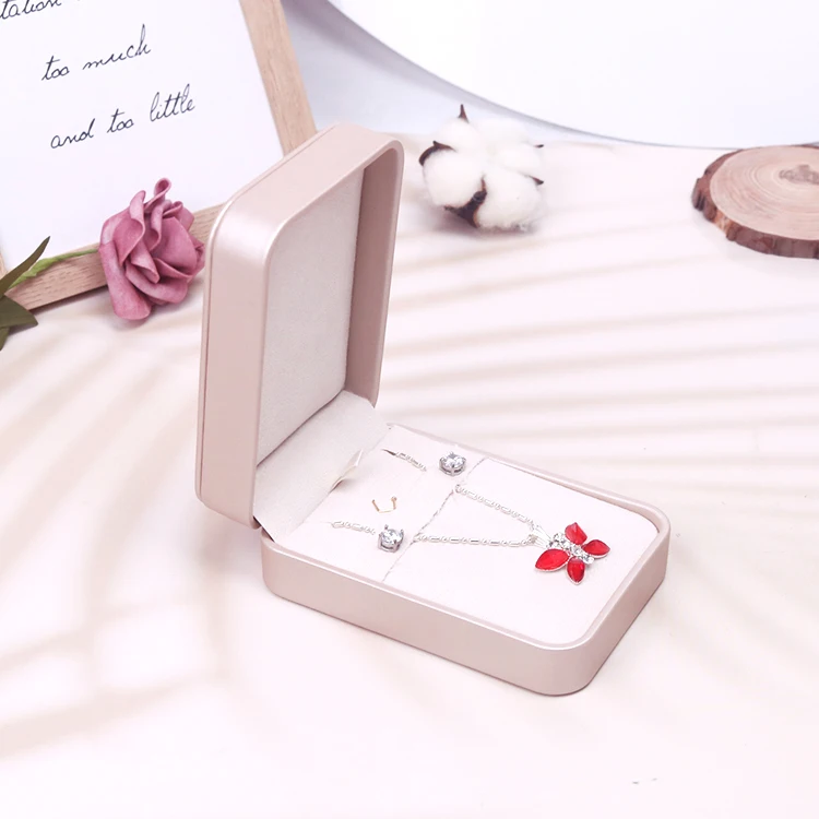 Hot Sale Champagne Pu Leather Pendant Jewelry Box Soft Velvet Lining Jewellery Earrings  Packaging Case with Custom Logo