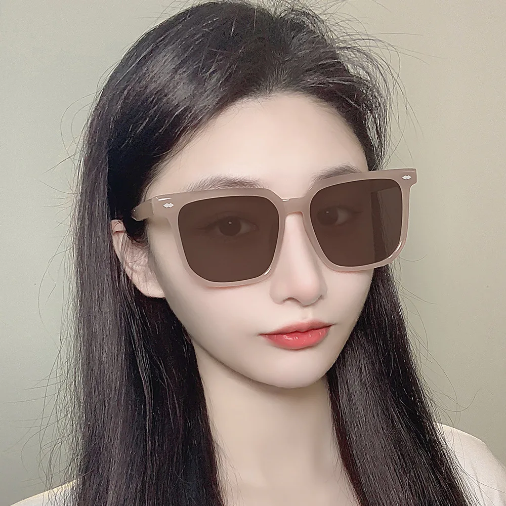 Unisex Luxury Fashion Sunglasses with UV400 Lenses PC Frame Material for Male and Female