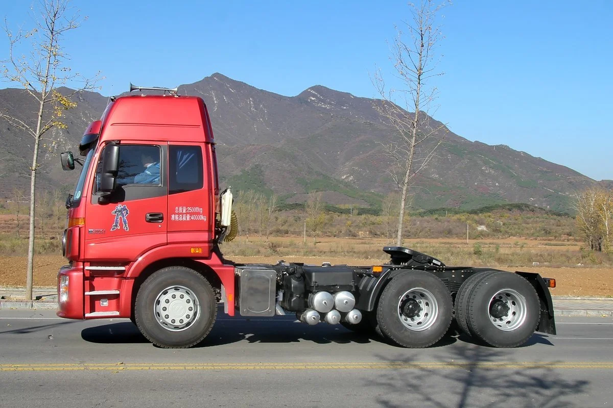 Factory Price Foton Auman New ETX 6 Series Heavy Duty Truck 400 430 HP 6X4 Tractor For Sale