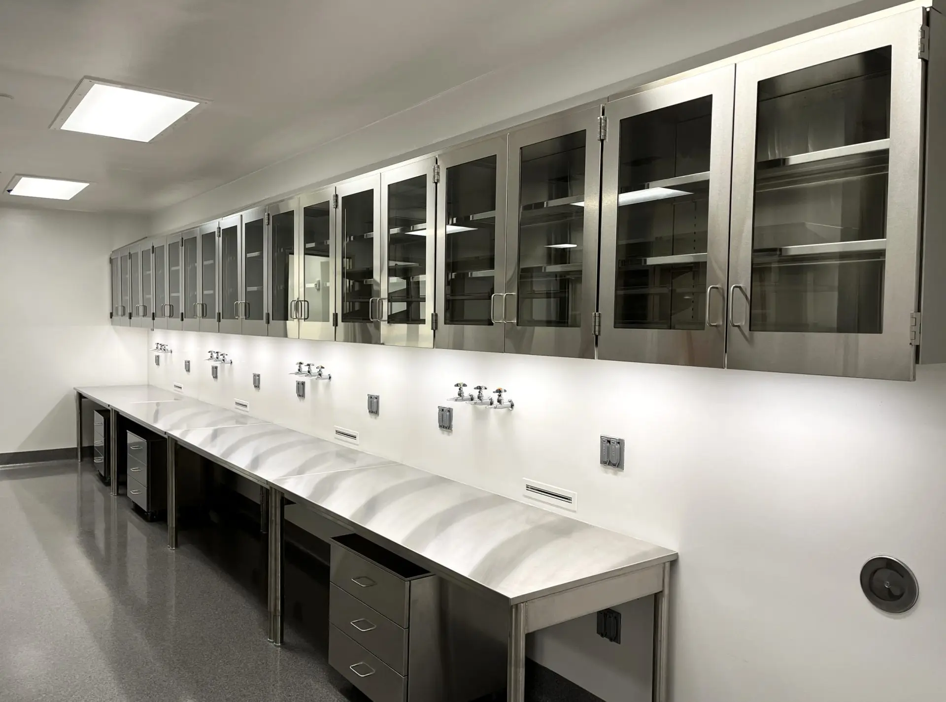 Stainless Steel Laboratory Table Chemical Resistant Work Bench Clean Room Laboratory Furniture