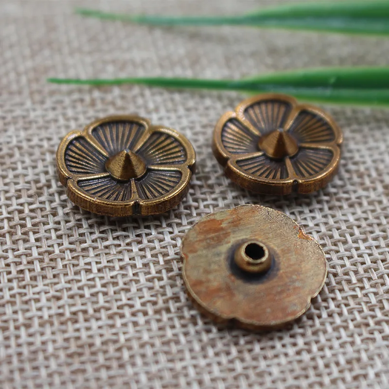 Factory wholesale fashion design flower rivet for garment decoration hardware accessories