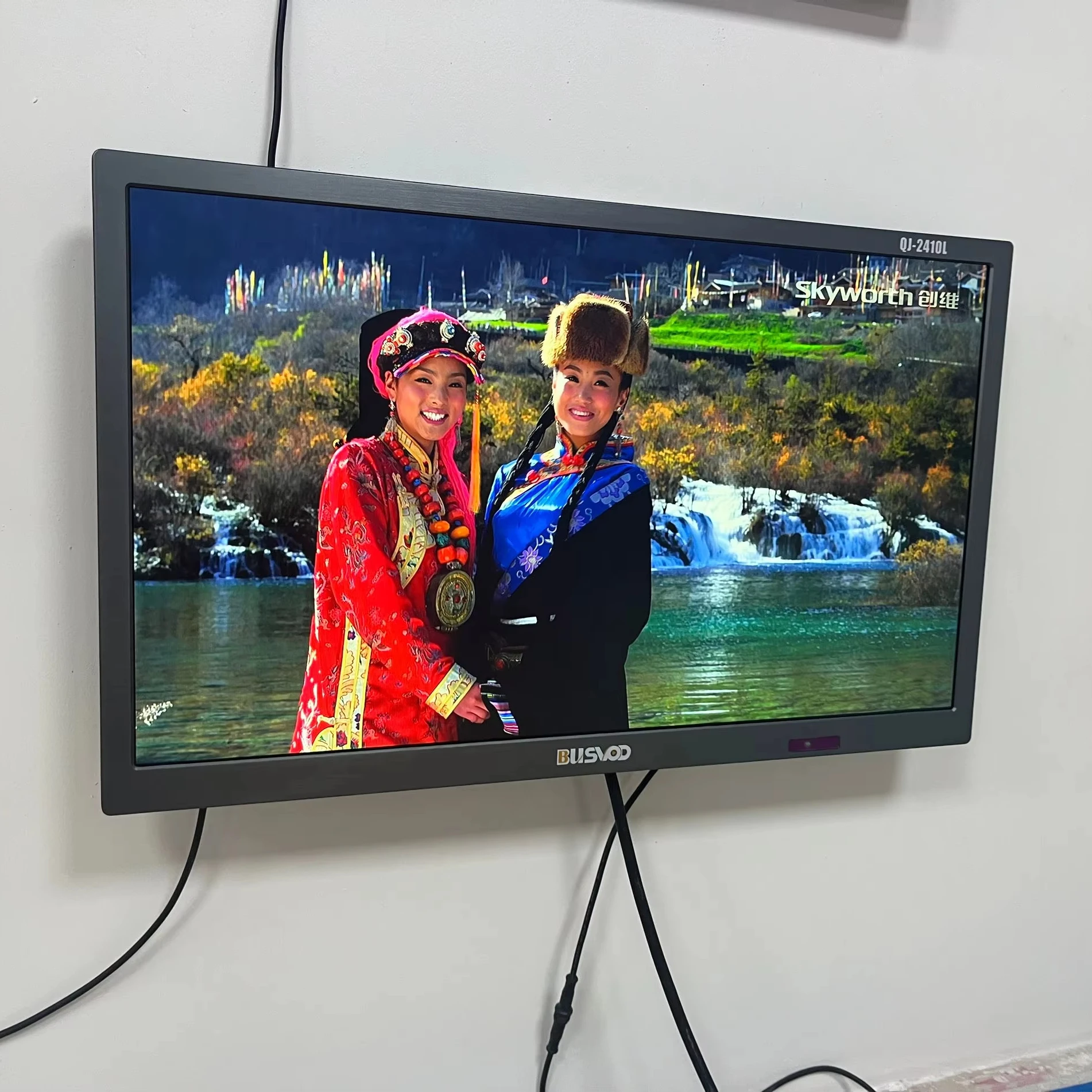 Metal Filp Down roof mount 19 24 inch LCD bus tv monitor 24v with Metal Filp Down roof mount  speakers