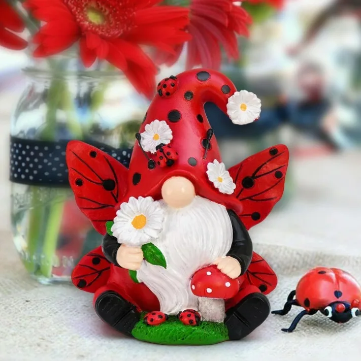 Семизвездочная статуя божьей коровки