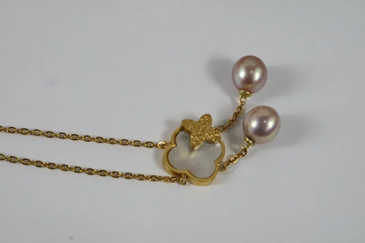Clover Necklace Luxurious Natural Freshwater Pearls Color Excellent Shine Material Is Stainless Steel 18K Gold Plated