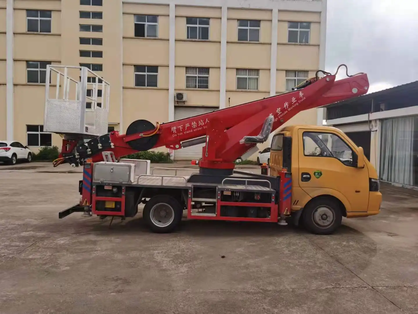 China Famous Brand Aerial Work Vehicle Device Over-head Working Truck for Sale Folding boom aerial operating vehicle