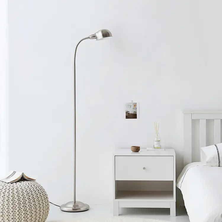 Металлический напольный светильник для чтения