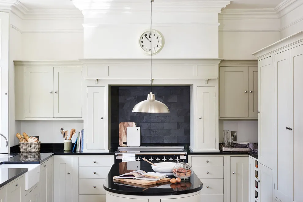 2024 New Trend Product White USA Apartment Solid Wood Shaker Curved Island Kitchen Cabinets