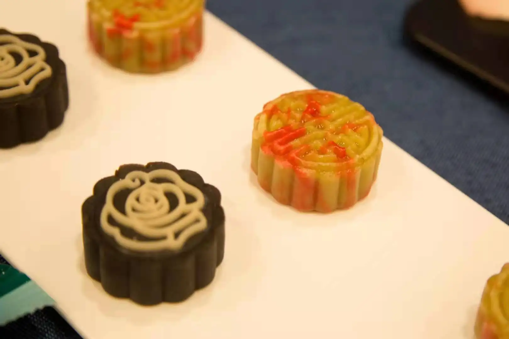 Custom different tastes moon cakes processing bean paste egg yolk multi-flavor OEM