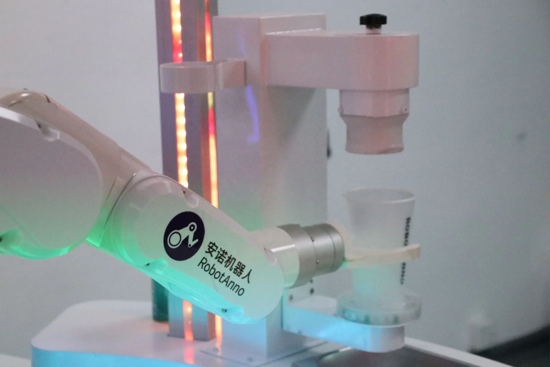 Professional Coffee/Coffe/Cafe Vending Machine Espresso 6 Axis Robot Coffee Machine for Sale