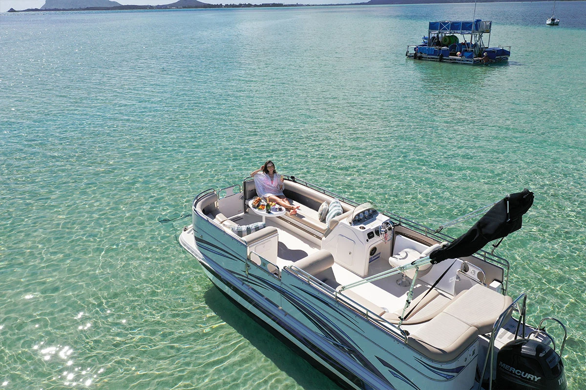 Manufacturer Best Selling 27 ft Luxury Fiberglass Fishing Party Pontoon Boat Durable Quality for Water Entertainments Yacht Use