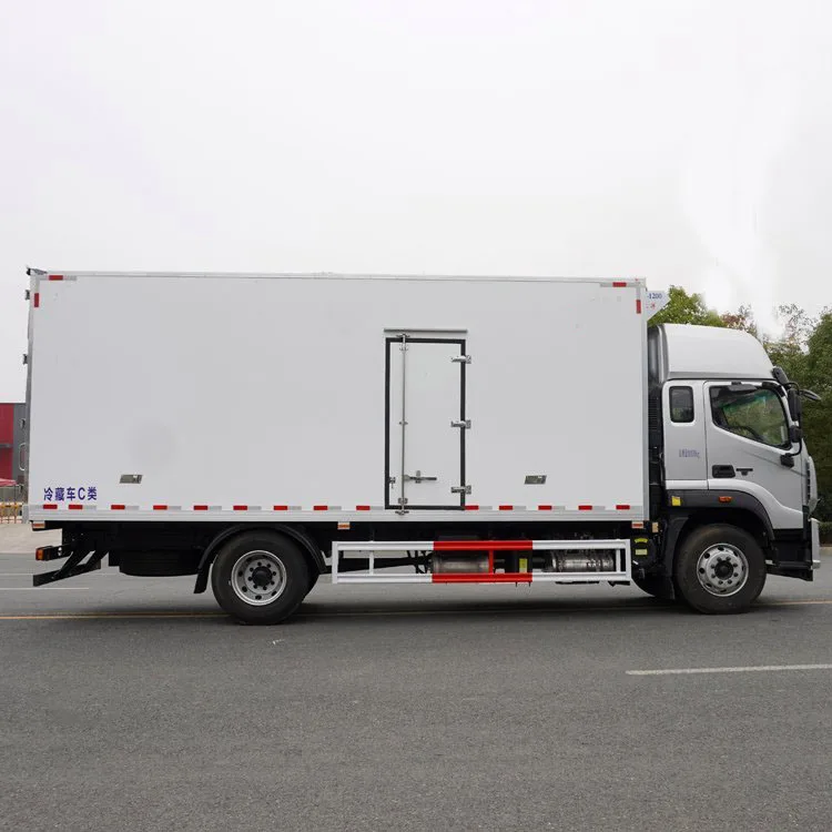 High roof double sleeper 6.6m cold chain truck 6-cylinder engine, 245 horsepower refrigerated car