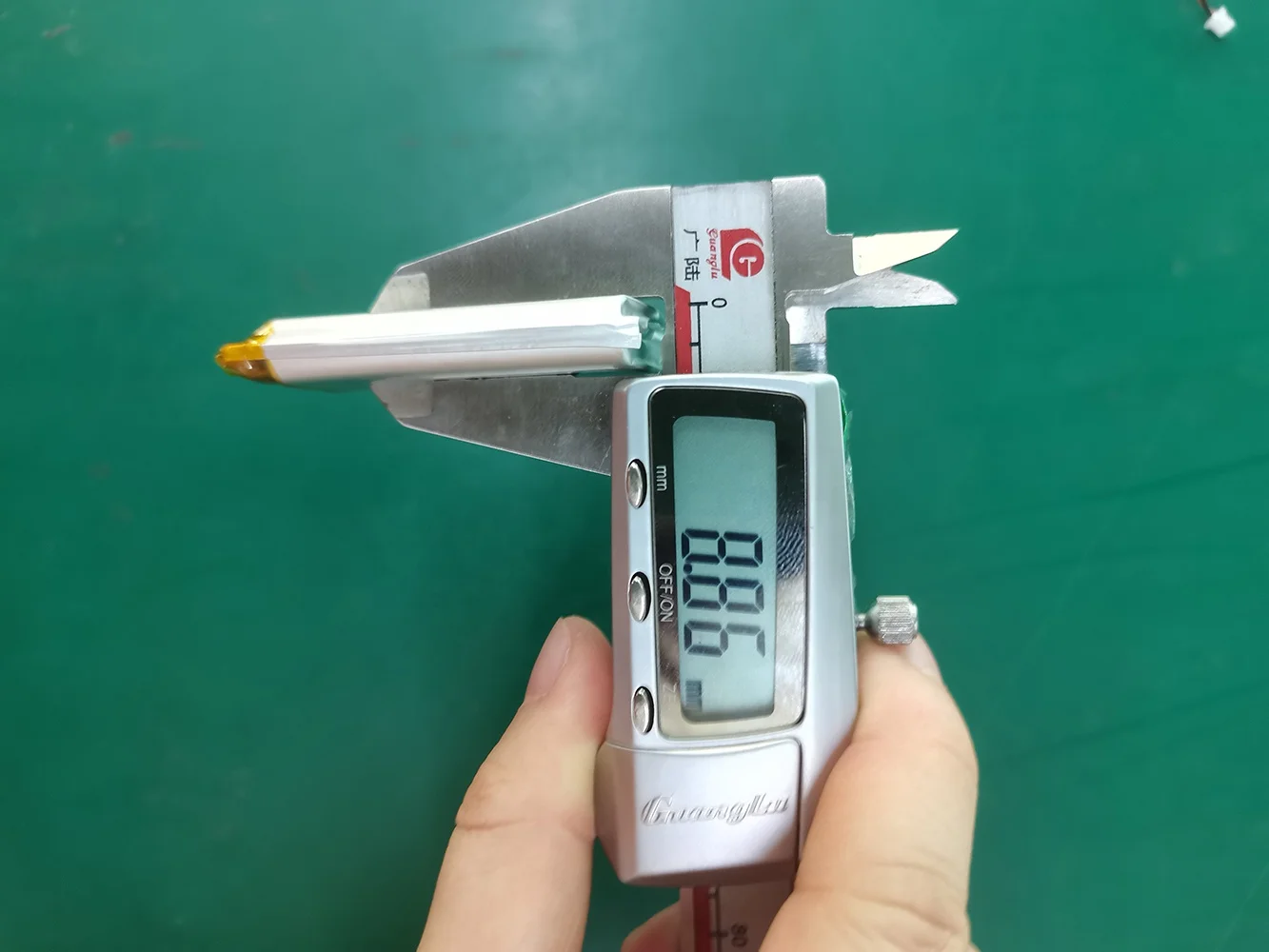 Factory price 902554 902555 3.7V 1400mAh rechargeable lithium polymer battery for smart device