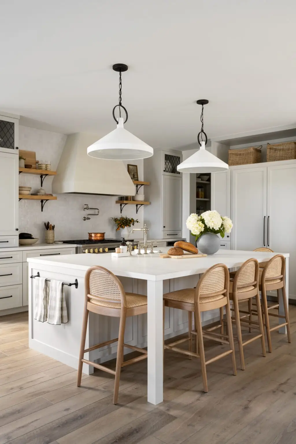 Vermont Round Shaker Wood Door Style Customized Colour Paint Finished Kitchen Cabinet white shaker with black handle