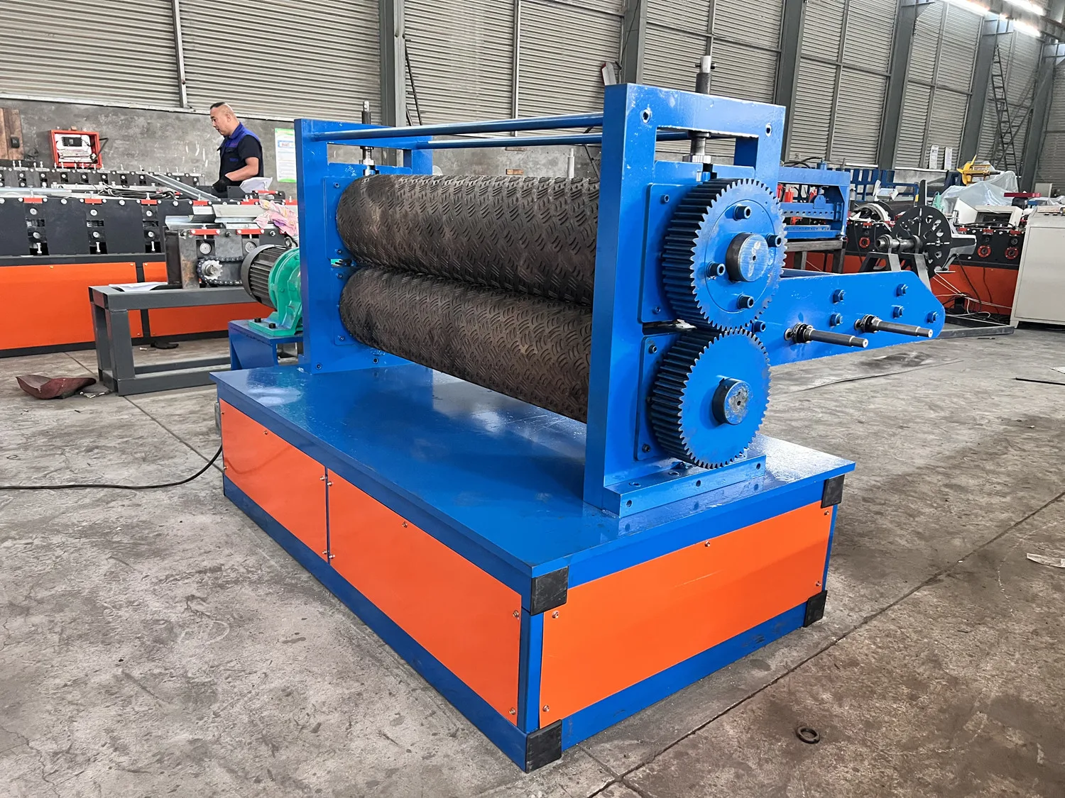 Нескользящий стальной лист шириной 1000 мм 1250 машина для тиснения Алмазный Узор металлическая плитка линия