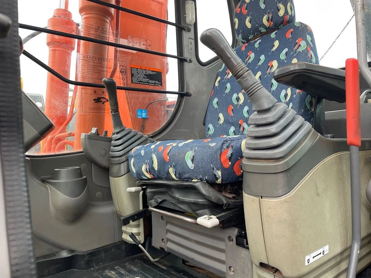 
12 ton used Hitachi ZAX120 excavator is on sale at a low price 