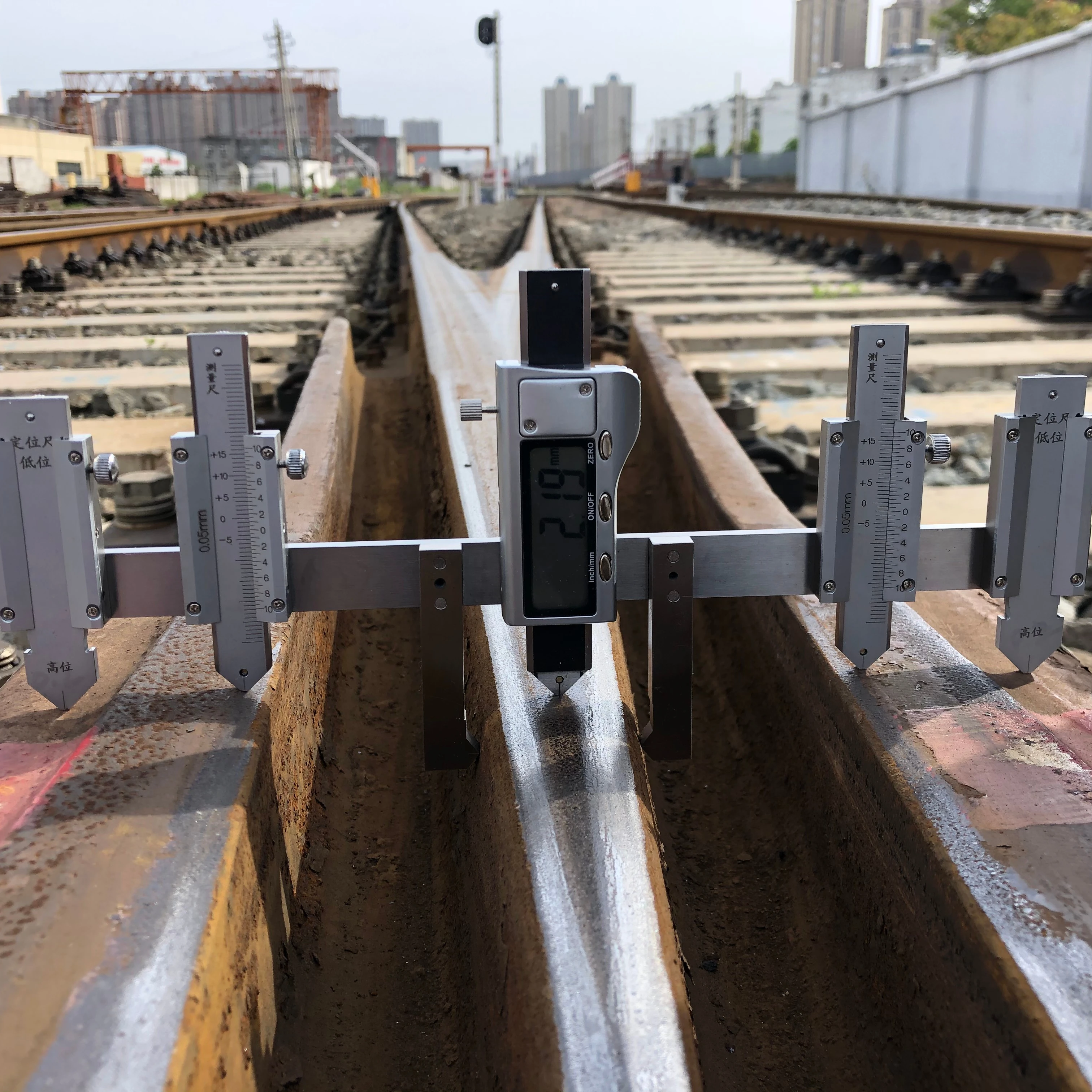 Digital rail vertical frog wear gauge