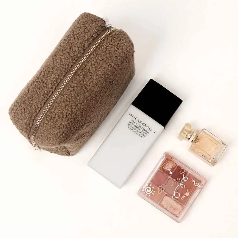 Wholesale Customized Teddy Fabric Brown Makeup Bag Autumn Winter Plush Portable Berber Fleece Plush Storage Large Makeup Bag