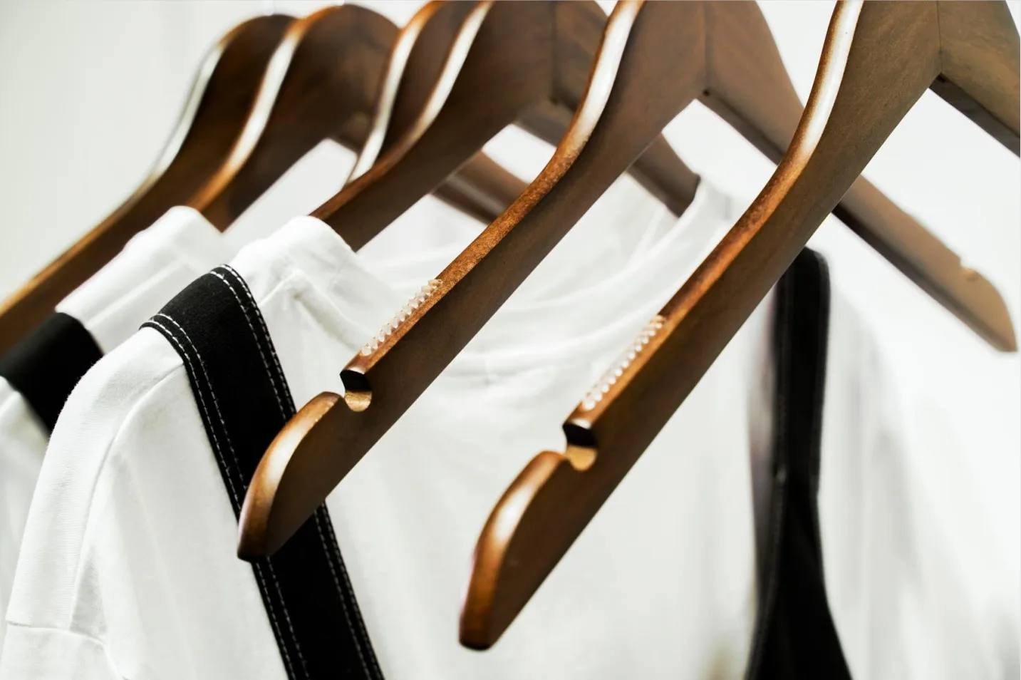Wholesale Vintage Style Anti-slip Shoulder  Flat Shape Suit Shirt Hanger For Display