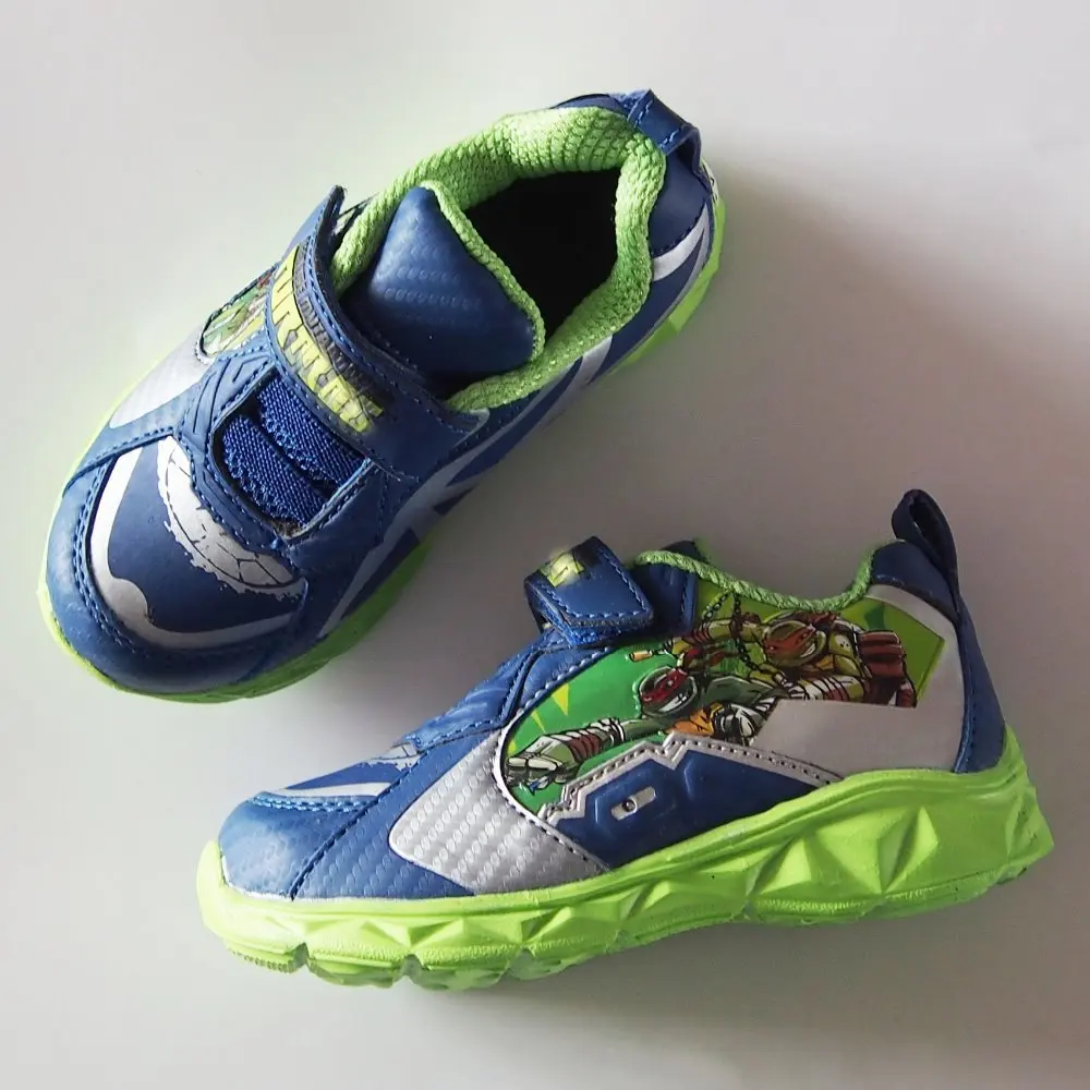 Factory export surplus children sports shoes at a discounted price