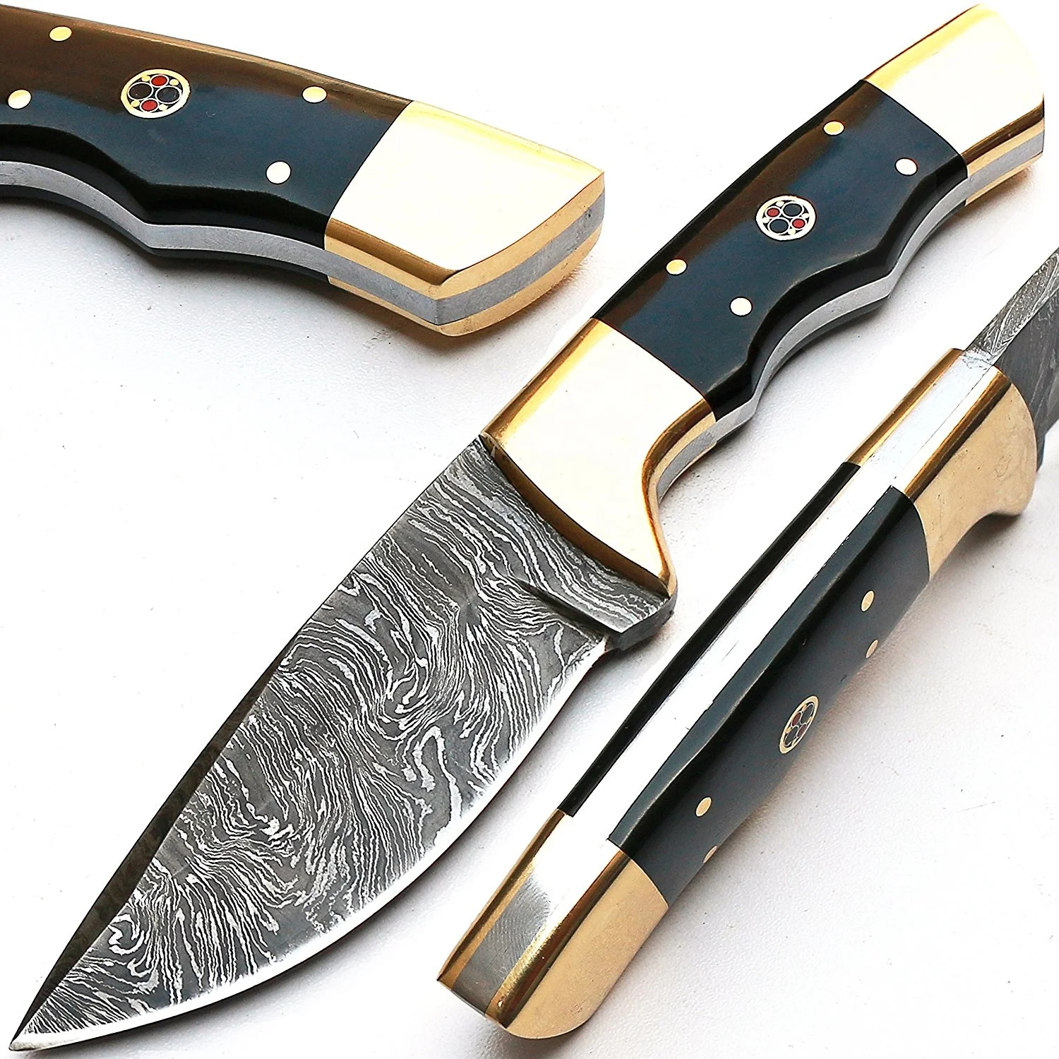 Сделанный на заказ нож из дамасской стали ручной работы с черным рогом буйвола и латунной ручкой