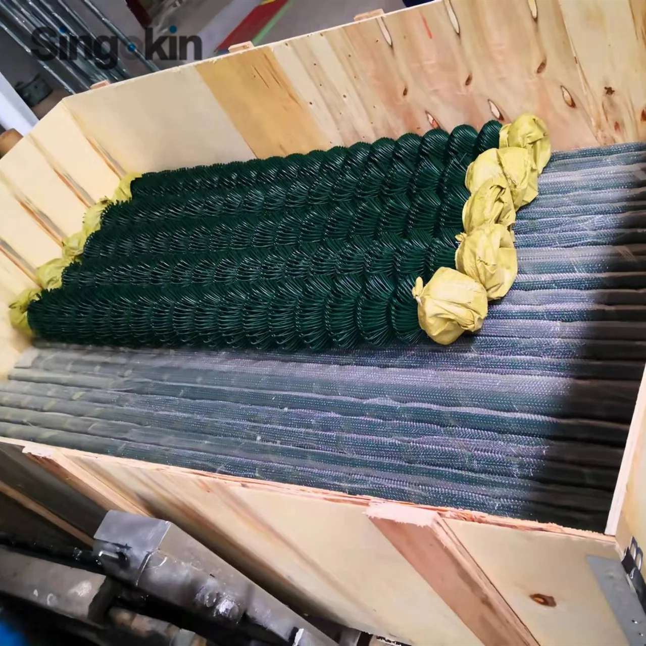 commercial diamond hole pvc plastic coated dark green cyclone chain link mesh fence net fencing roll for sale