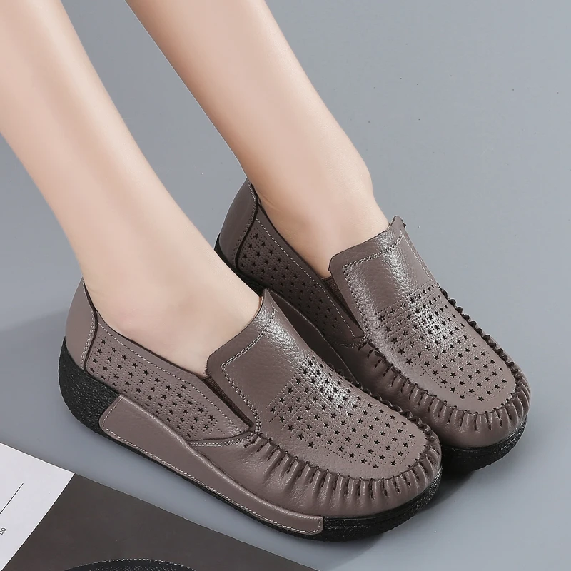 2022 New Perforated Loafers Ladies Casual Single Shoes Peas Shoes Soft Sole Large Size Customizable Platform Shoes