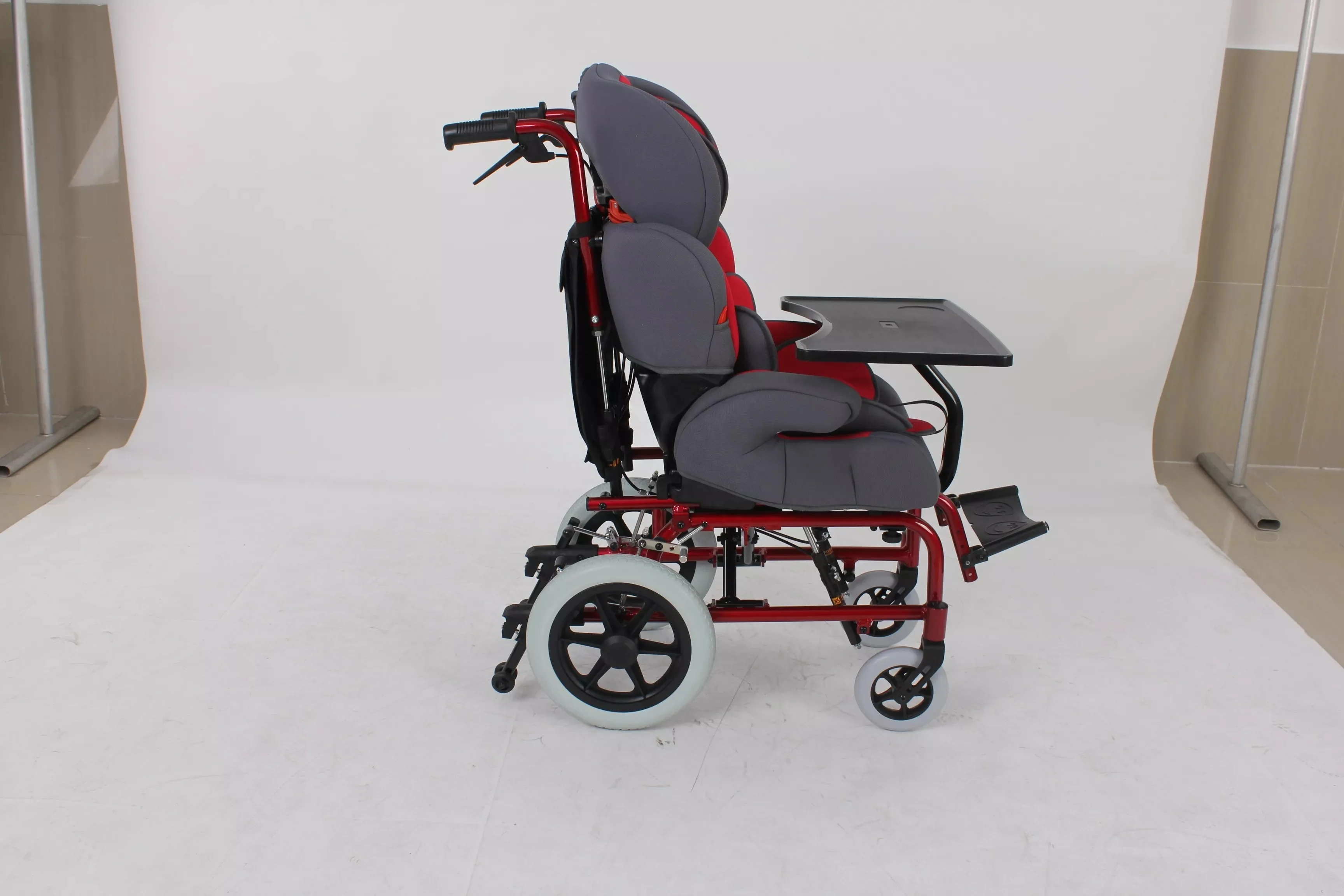 Инвалидная коляска с высокой спинкой из алюминиевого сплава для детей мозговой недостаточностью