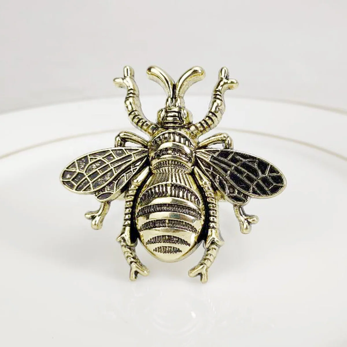 Пружинное позолоченное металлическое кольцо для салфеток в виде насекомого шмеля