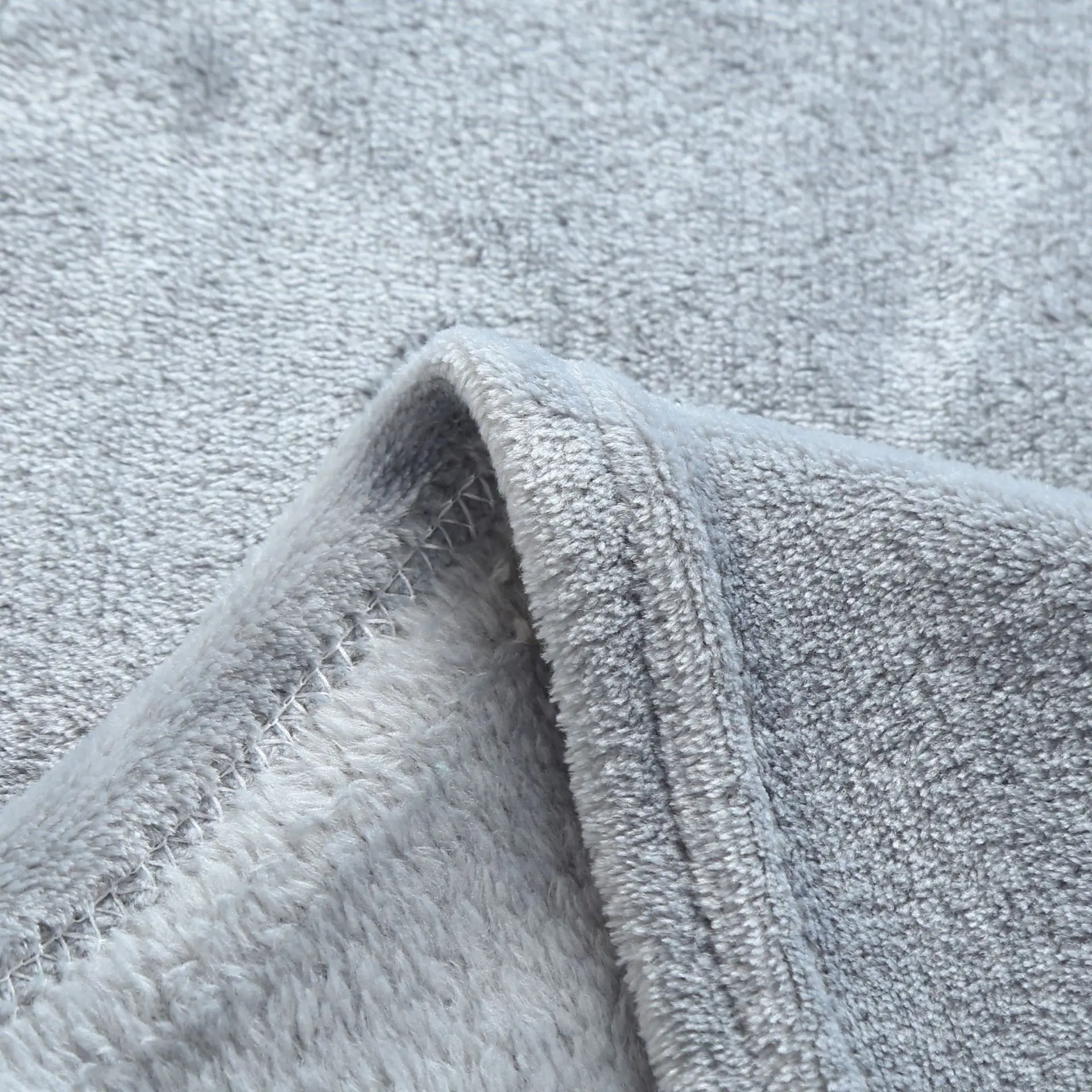 cheap stock wholesale Custom Logo Cheap Soft Blankets  plush polyester Fleece throw winter blanket