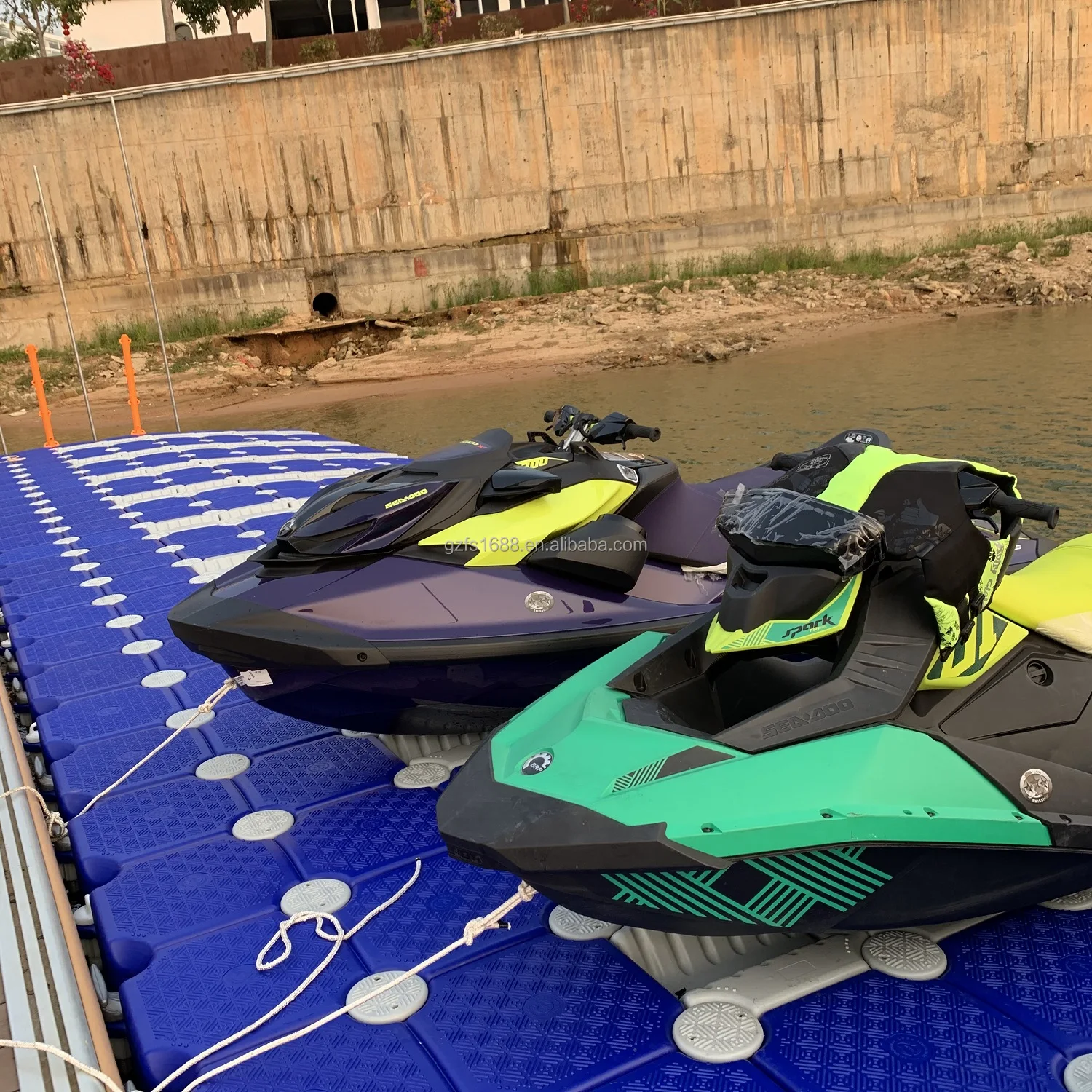 drive on dock with roller cubes for jet ski boat