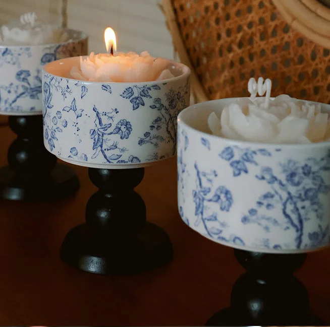 Wholesale Luxury Blue White Porcelain Ceramic Jar Scented Flower Modeling Soy Wax Candles Private Label Home Decor Gift