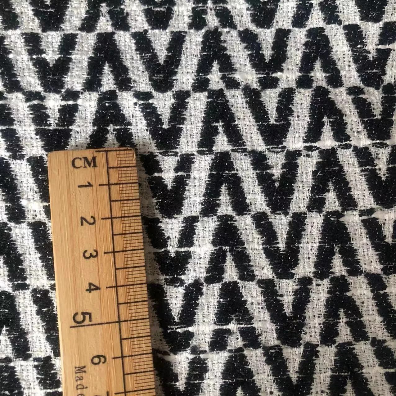 43polyester 57viscose All-season black and white classic V-shaped jacquard knitted fabric