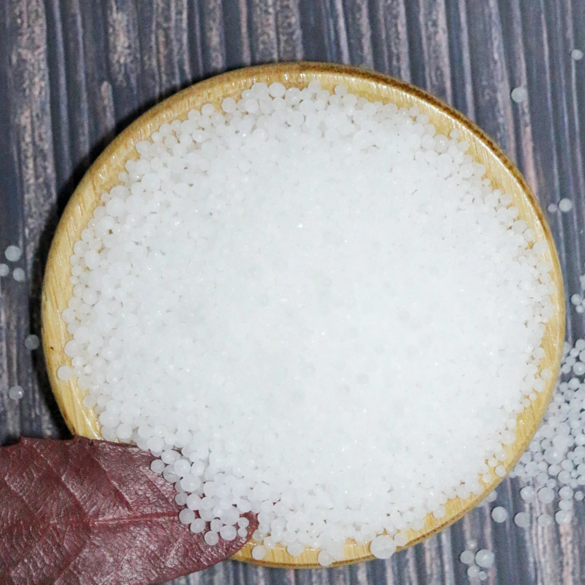 Увеличивает урожайность урожая и улучшает качество почвы, небольшая гранулированная мочевина 46%