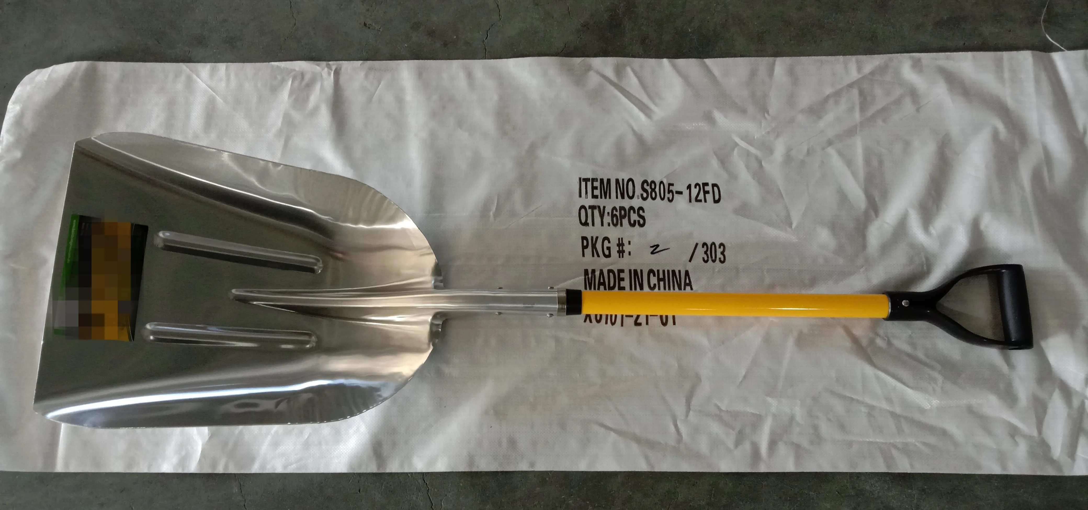 41618 Aluminum snow shovel with fiberglass handle