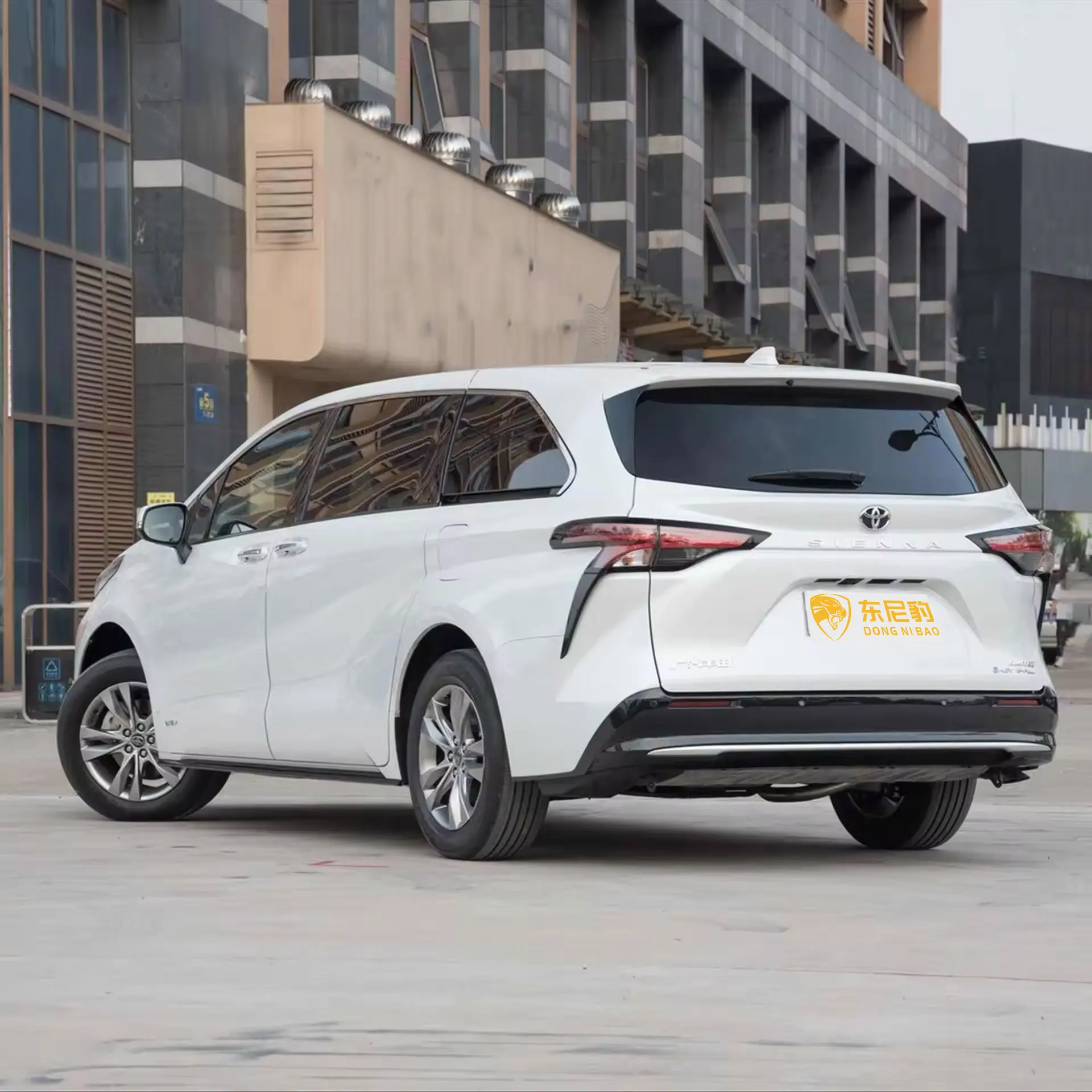 2023 Toyo ta Sie nna Automatic Gearbox Leather Seats Rear Camera Metal Roof Rack FWD Drive Euro VI Emission Standard Now Left