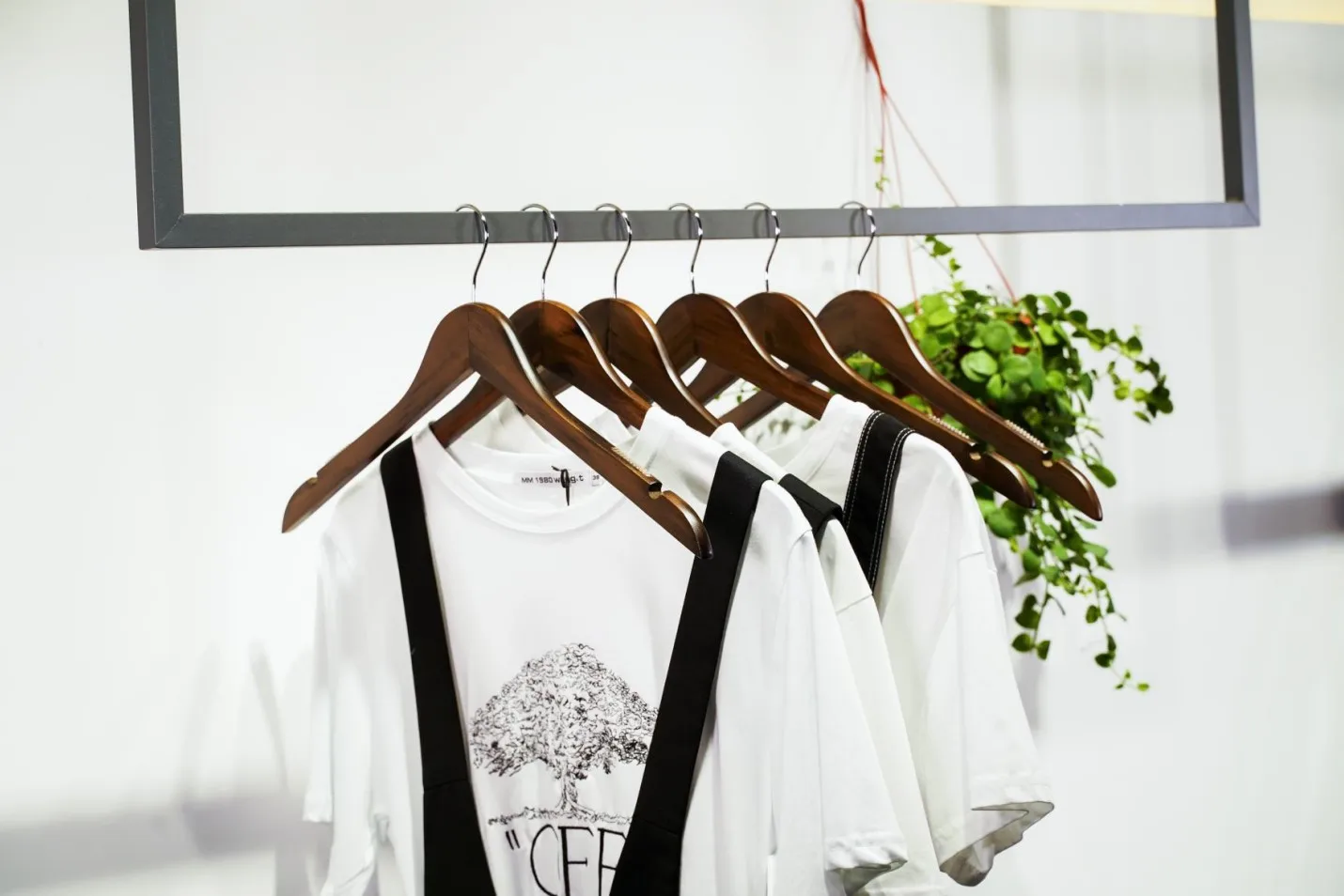 Wholesale Vintage Style Anti-slip Shoulder  Flat Shape Suit Shirt Hanger For Display